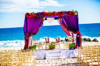 Tiệc cưới màu xanh dương chủ đạo trên bãi biển