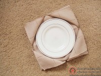 Gấp khăn napkin hình đặt bên dưới đĩa