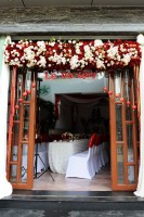  Thêm sắc đỏ tím cho đám cưới với nền là khăn trải bàn trắng