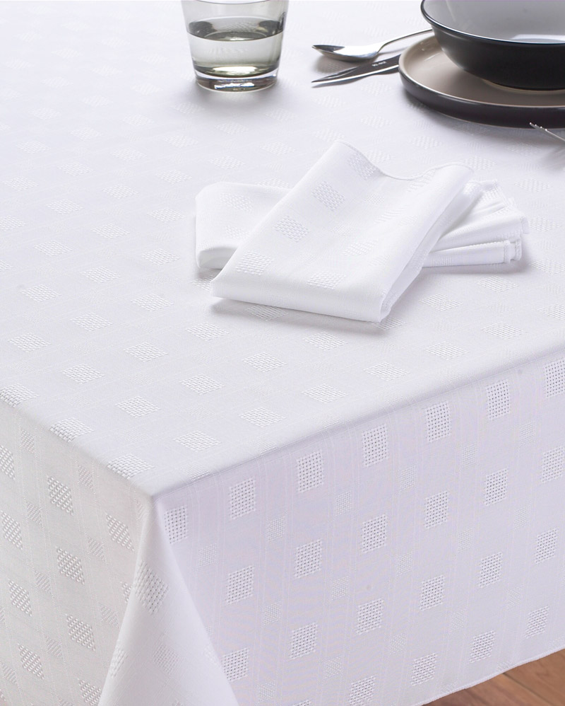khăn trải bàn màu trắng